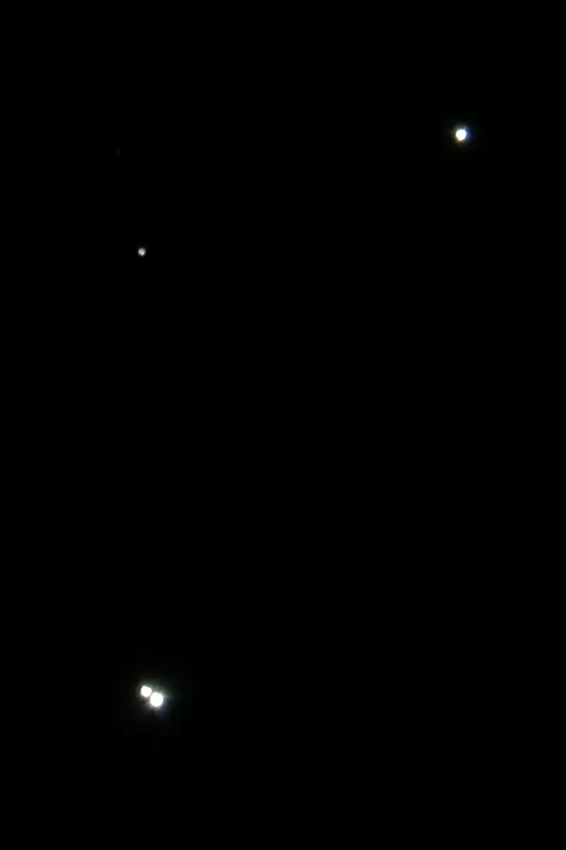 Mizar kahtena lähekkäisenä tähtenä ja kauempana Alcor.
